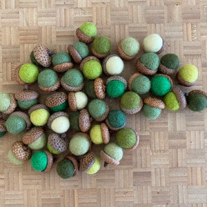 Felted Acorns Beeswax 1.5cm Greens Felt Acorn ALL NATURAL Holiday Decor Bowl Filler No Toxic Glue Lot Of 12 afbeelding 6