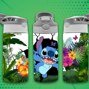 Puede incluir: Tres botellas de agua con un estampado tropical con Stitch de Lilo & Stitch. Las botellas tienen una tapa gris con un asa de transporte.