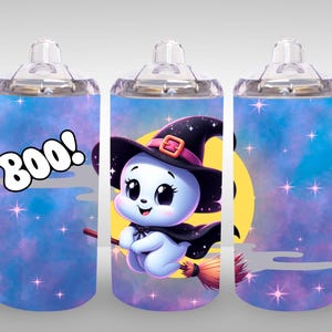 Könnte beinhalten: Eine Babyflasche mit Halloween-Motiv. Sie zeigt einen Cartoon-Geist mit Hexenhut und Umhang, der auf einem Besen vor einem Sternenhimmel fliegt. Das Wort "Boo!" ist ebenfalls auf der Flasche zu sehen.