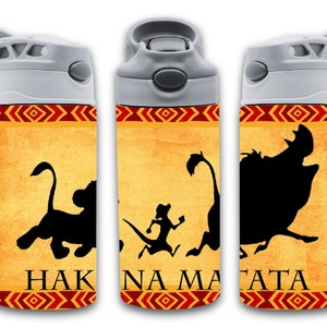 Descarga digital PNG de vaso con tapa abatible de silueta recta de Hakuna Matata de 12 oz