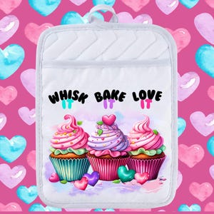 Peut inclure: Manique de four blanche avec un motif de cupcake rose, violet et bleu. Le texte "Whisk It Bake It Love It" est imprimé sur la manique.