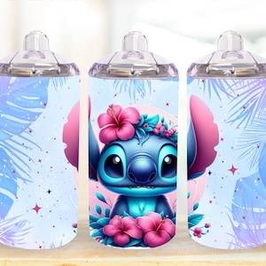 Peut inclure: Trois gobelets en acier inoxydable avec couvercles et poign&eacute;es. Les gobelets pr&eacute;sentent un motif floral tropical bleu et rose avec un personnage de dessin anim&eacute; Stitch au centre.