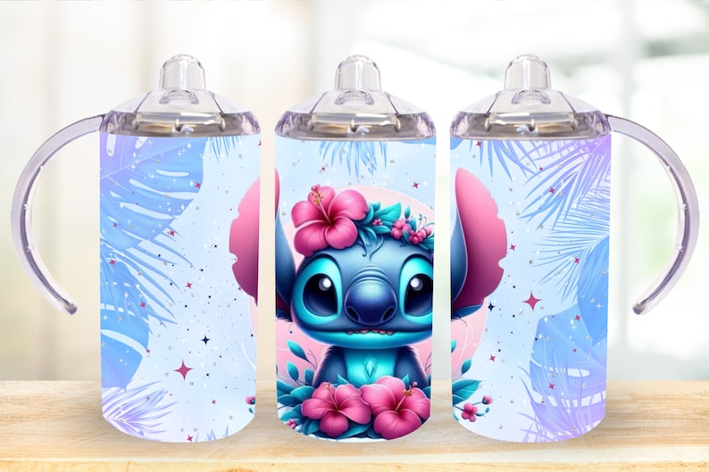 Peut inclure: Trois gobelets en acier inoxydable avec couvercles et poign&eacute;es. Les gobelets pr&eacute;sentent un motif floral tropical bleu et rose avec un personnage de dessin anim&eacute; Stitch au centre.