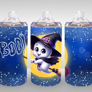 Könnte beinhalten: Ein Halloween-Schnabelbecher mit einem Cartoon-Geist, der einen Hexenhut und einen Umhang trägt und auf einem Besen vor einem gelben Mond reitet. Der Becher hat einen blauen Hintergrund mit weißen Sternen und dem Wort "BOO!"