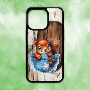 Op de afbeelding: Een zwarte telefoonhoes met een cartoon afbeelding van een rode eekhoorn die uit een blauwe spijkerbroekzakje kijkt. De eekhoorn bevindt zich op een bruine boomstam achtergrond.