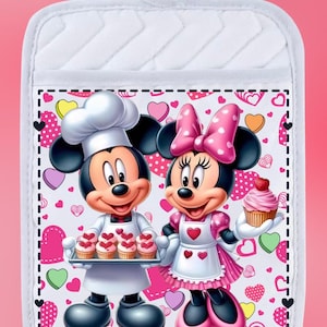 Puede incluir: Manopla de horno blanca con un diseño colorido que presenta a Mickey Mouse y Minnie Mouse vestidos como panaderos. Mickey sostiene una bandeja de cupcakes y Minnie sostiene un cupcake. El fondo es un patrón blanco y rosa de corazones.