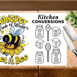 Può includere: Un grafico di conversione da cucina bianco con testo e illustrazioni neri. Il grafico include misure per quarti, pinte, tazze e galloni. Un'ape dei cartoni animati con le parole "Whisper Words of Wisdom Let it Bee" è a sinistra.