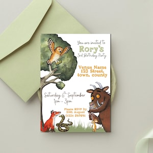 Op de afbeelding: Een uitnodiging voor een kinderfeestje met illustraties van personages uit een kinderboek. De uitnodiging bevat de tekst "You are invited to Rory's 3rd Birthday Party" met de datum, tijd en RSVP-informatie. Een lichtgroene envelop is ook zichtbaar.