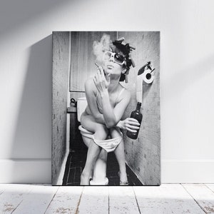 Ragazza che beve in bagno, tela, arte murale in bianco e nero per il bagno, poster di donna che beve in bagno, pronto da appendere, arte murale su tela