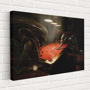 Puede incluir: Un extraterrestre negro y verde y un depredador negro y plateado juegan al billar en una habitación con poca luz. El extraterrestre sostiene una cerveza y el depredador sostiene un taco de billar. La mesa de billar es roja con bolas blancas y una bola negra. Sale humo de la mesa.