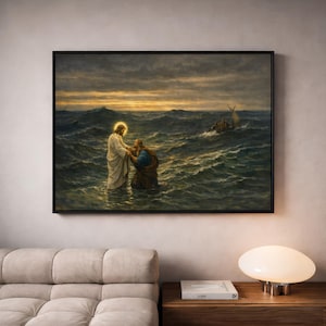 Può includere: Un dipinto incorniciato raffigura una scena biblica di due figure in un mare in tempesta sotto un cielo drammatico. Una figura, in abiti bianchi, tende la mano a un'altra in abiti blu. Una piccola barca con figure naviga in lontananza.