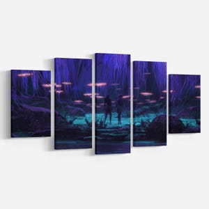 Pode incluir: Uma impressão de arte digital de uma paisagem de fantasia com duas figuras em pé em uma floresta com luzes roxas e azuis brilhantes. A impressão é dividida em cinco painéis.