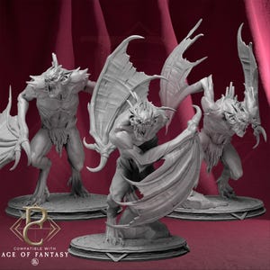 Puede incluir: Tres figuras en miniatura grises y detalladas de criaturas aladas con garras y dientes afilados. Las figuras están en una postura dinámica de ataque. Las figuras son compatibles con el juego Age of Fantasy.