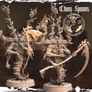 以下が含まれることがあります： 複数の腕を持つ骸骨のフィギュアで、蛇のような体と頭蓋骨のような頭をしています。フィギュアは死神の鎌を持ち、他の頭蓋骨と骨に囲まれています。フィギュアは薄い茶色に塗られており、円形の台座の上に立っています。画像の右上隅には「Chaos Spawns」というテキストが表示されています。