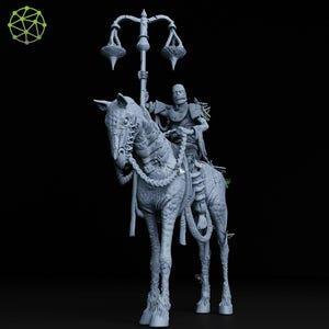 Puede incluir: Una escultura gris detallada de una figura esquelética montando un caballo esquelético, sosteniendo un bastón con lámparas colgantes. El caballo tiene detalles intrincados y el jinete está vestido con armadura. El fondo es negro.