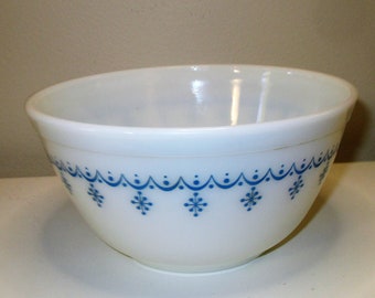 Vintage Pyrex Snowflake Garland 402 Nesting Bowl 1 1/2 Quart Snowflake Blue on White