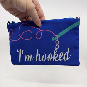 Bolsa para accesorios de ganchillo, Ganchillo sarcástico, Estoy enganchado, Bolsa para accesorios reciclada, Estuche para agujas de ganchillo, Juegos de palabras sobre ganchillo imagen 12