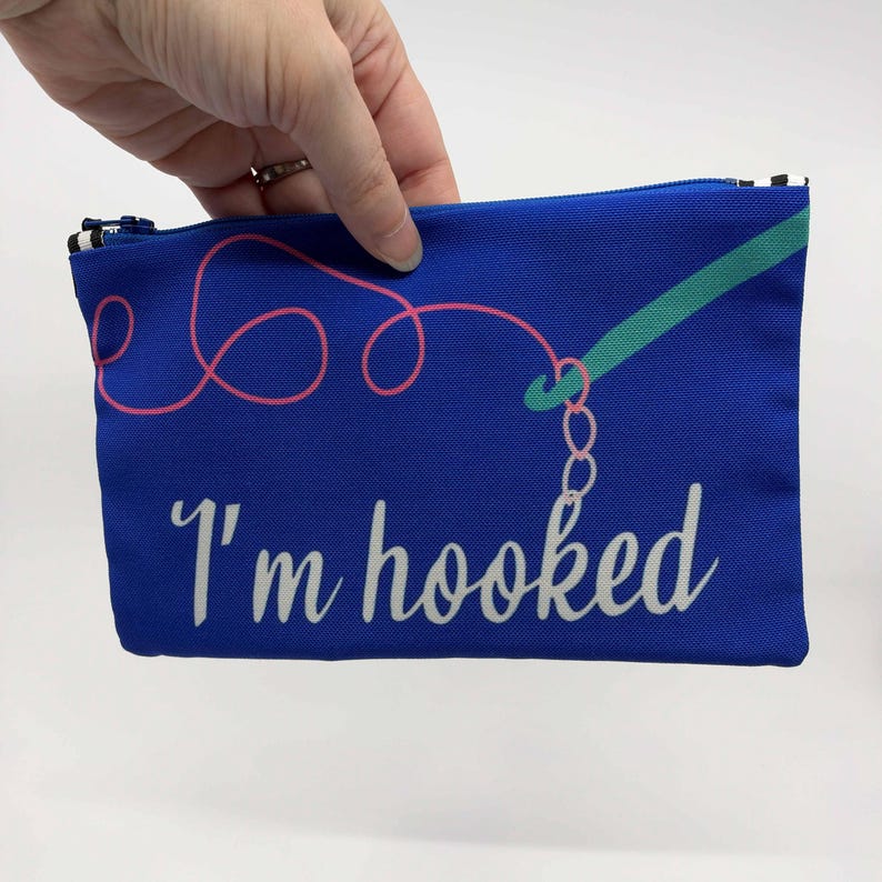 Bolsa para accesorios de ganchillo, Ganchillo sarcástico, Estoy enganchado, Bolsa para accesorios reciclada, Estuche para agujas de ganchillo, Juegos de palabras sobre ganchillo imagen 12