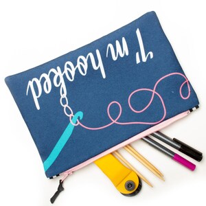 Bolsa para accesorios de ganchillo, Ganchillo sarcástico, Estoy enganchado, Bolsa para accesorios reciclada, Estuche para agujas de ganchillo, Juegos de palabras sobre ganchillo imagen 3