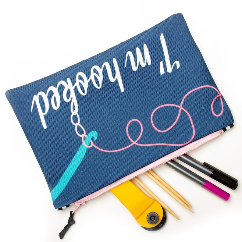 Bolsa para accesorios de ganchillo, Ganchillo sarcástico, Estoy enganchado, Bolsa para accesorios reciclada, Estuche para agujas de ganchillo, Juegos de palabras sobre ganchillo imagen 3