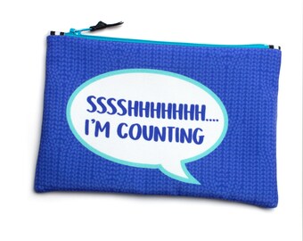 Puede incluir: Bolsa azul con cremallera con una burbuja de diálogo blanca que dice "SSSHHHHHHHH... I'M COUNTING".