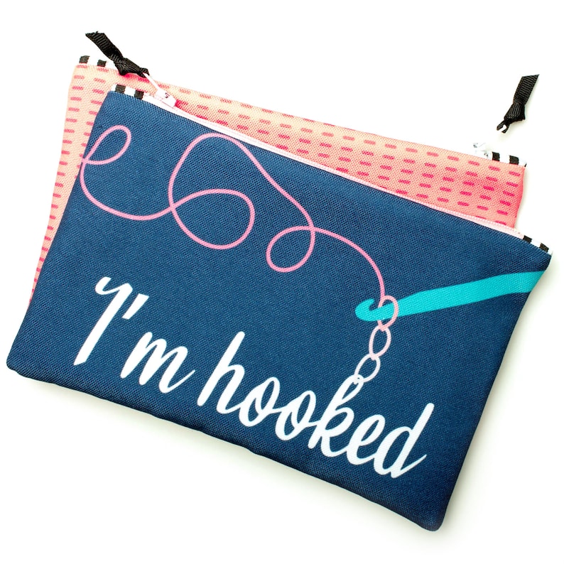Bolsa para accesorios de ganchillo, Ganchillo sarcástico, Estoy enganchado, Bolsa para accesorios reciclada, Estuche para agujas de ganchillo, Juegos de palabras sobre ganchillo imagen 2