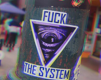 Könnte beinhalten: Ein verwitterter grüner Metallpfosten mit einem Aufkleber, auf dem "FUCK THE SYSTEM" in weißen Buchstaben steht. Der Aufkleber befindet sich über einem violetten Dreieck mit einem schwarzen Auge und einem Schlüsselloch in der Mitte. Über dem Dreiecksaufkleber befindet sich ein Aufkleber mit einer roten Comicfigur mit Hut.
