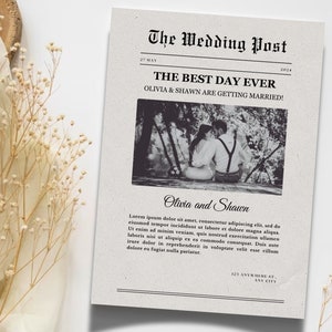 Puede incluir: Un anuncio de boda estilo periódico en blanco y negro con el titular "The Best Day Ever" y el texto "Olivia & Shawn are getting married!" El anuncio incluye una foto en blanco y negro de una pareja sentada en un banco en un área boscosa. El texto "Olivia and Shawn" está escrito en cursiva debajo de la foto. El anuncio también incluye la fecha "27 de mayo de 2024" y el texto "123 Anywhere St, Any City".