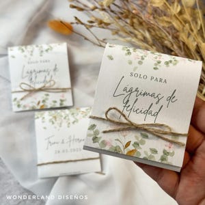 Puede incluir: Un conjunto de tres sobres de papel blanco con un diseño floral y el texto "SOLO PARA Lágrimas de Felicidad" impreso en ellos. Los sobres están atados con cuerda y tienen una estética rústica y vintage.
