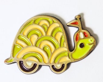 Épinglette en émail pour voiture tortue — tortue avec roues — épinglette tortue — bijoux kawaii mignons — épingle chartreuse Boygirlparty