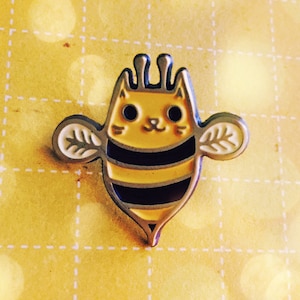 Bumble BEE PIN — Honey bee enamel Pin — Bumblebee Collar Pins — Bee Happy Brooch — Queen Bee Gift — Cute Gifts for Herbalists