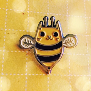 Bumble bee lapel pin -- honey bee pin -- save the bees pin -- environmental pin -- bee gifts for women -- protect the bees -- bee enamel pin