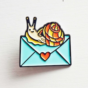 Broche de esmalte de correio de caracol — Broche de lapela de carta de amor — Broche de caracol — Broche de correio de amor — Caracol kawaii — Amante de correio — Broche de esmalte kawaii, amigo por correspondência