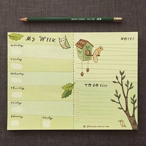 K&ouml;nnte beinhalten: Ein gr&uuml;ner und gelber Wochenplaner mit einer To-Do-Liste, einem Notizbereich und Illustrationen einer Eule, eines Eichh&ouml;rnchens und eines Vogelhauses. Der Planer hat oben den Text "My Week".