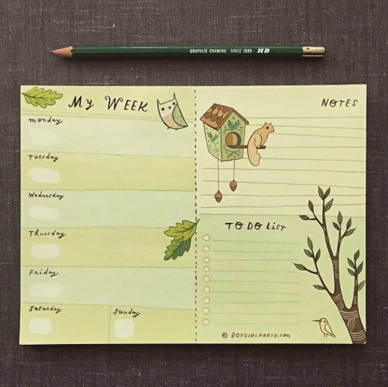 K&ouml;nnte beinhalten: Ein gr&uuml;ner und gelber Wochenplaner mit einer To-Do-Liste, einem Notizbereich und Illustrationen einer Eule, eines Eichh&ouml;rnchens und eines Vogelhauses. Der Planer hat oben den Text "My Week".