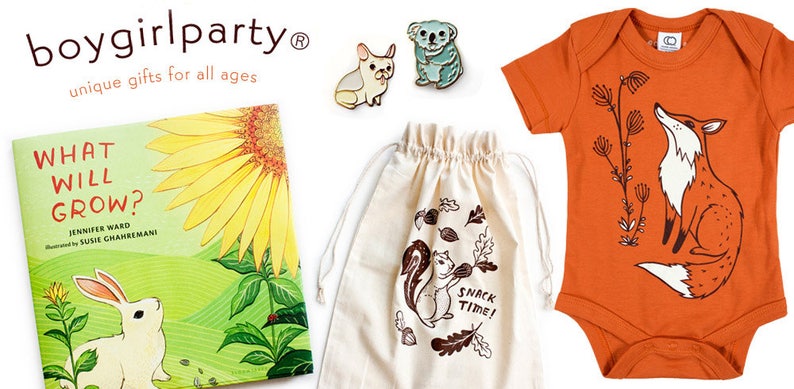 Op de afbeelding: Een set babycadeaus, waaronder een boek getiteld "What Will Grow?" met een zonnebloem- en konijnenillustratie, een witte canvas tas met een eekhoorn- en eikel-illustratie en de tekst "Snack Time!" erop gedrukt, en een oranje baby-romper met een vos-illustratie.