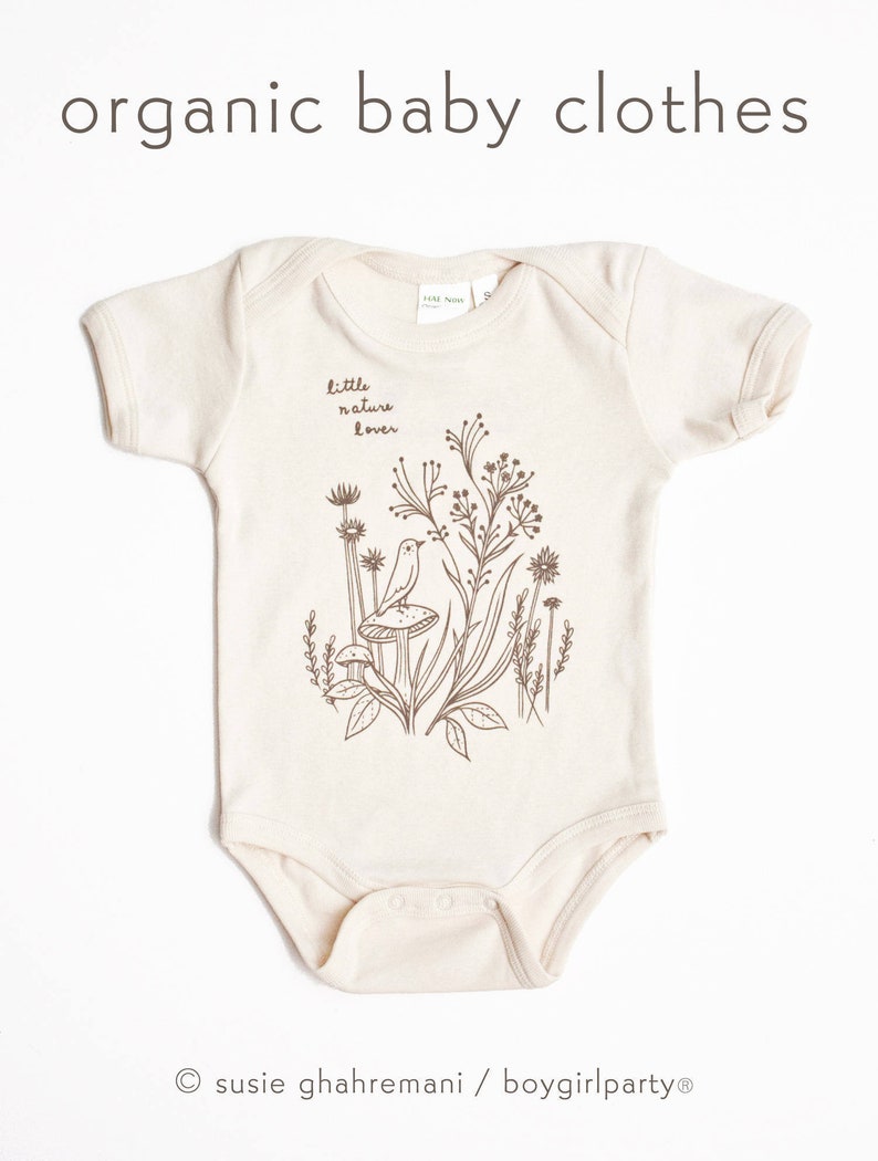 Puede incluir: Un body de beb&eacute; de color crema con una ilustraci&oacute;n marr&oacute;n de un p&aacute;jaro, setas y plantas. El texto "little nature lover" est&aacute; impreso en el body.