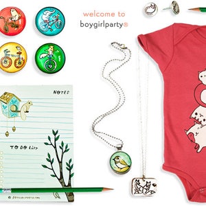 Op de afbeelding: Een set feestbenodigdheden met een rode baby-romper met een afbeelding van gestapelde katten, een ketting met een vogelhanger en een set magneten met verschillende dierillustraties. De magneten zijn rond en hebben een helder glazen oppervlak. De romper heeft de tekst "welcome to boygirlparty@" erop gedrukt.