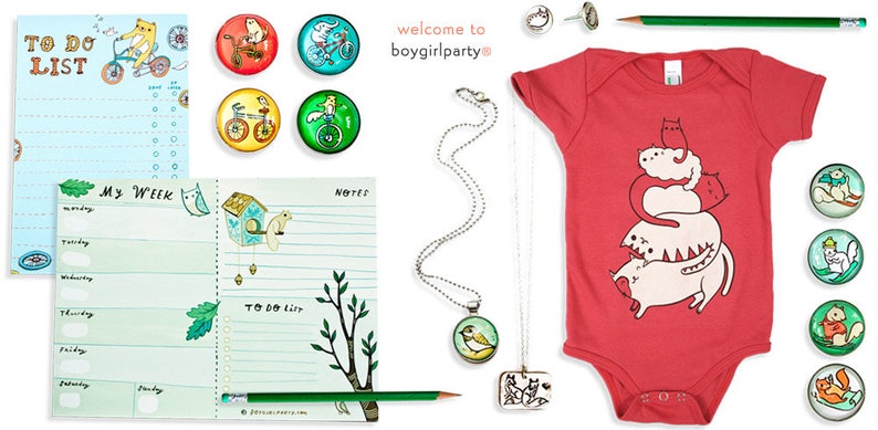 Op de afbeelding: Een set feestbenodigdheden met een rode baby-romper met een afbeelding van gestapelde katten, een ketting met een vogelhanger en een set magneten met verschillende dierillustraties. De magneten zijn rond en hebben een helder glazen oppervlak. De romper heeft de tekst "welcome to boygirlparty@" erop gedrukt.