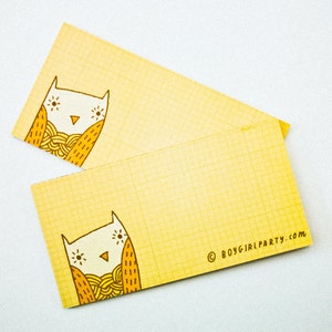 Op de afbeelding: Twee gele notitiekaartjes met een rasterpatroon. Elk kaartje heeft een eenvoudige lijntekening van een uil met oranje accenten. Het onderste kaartje heeft de tekst "&copy; BOYGIRLPARTY.com" gedrukt in de rechterbenedenhoek.