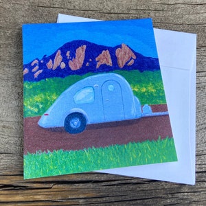 Teardrop Camper With Boulder Flatirons Karte - Colorado Mountains handgemachtes Kunstwerk von Moe Rose / Blanko Karte für Danke, Gruß, Notizkarte