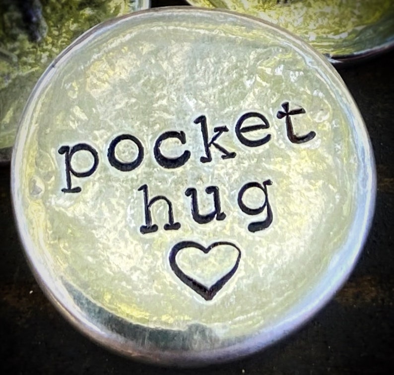 Pocket Hug Token Tinnen gepersonaliseerde munt / I Love You Reminder Stone, Love Charm, Miss /Thinking/Thank You Gift Idea, Angel Medallion afbeelding 5