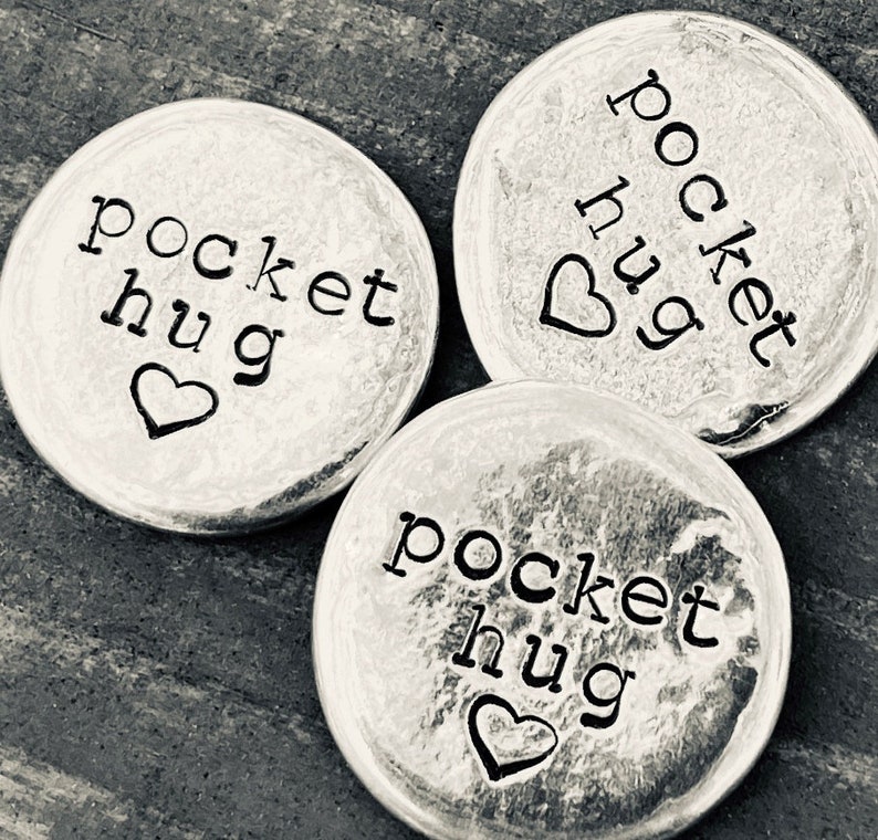 Pocket Hug Token Tinnen gepersonaliseerde munt / I Love You Reminder Stone, Love Charm, Miss /Thinking/Thank You Gift Idea, Angel Medallion afbeelding 1