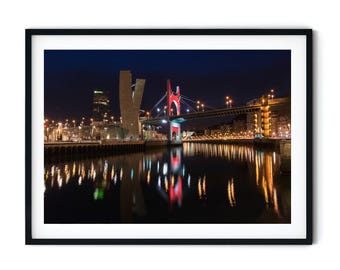 Pont de La Salve, Bilbao, la nuit, avec ses reflets dans l'estuaire. Photographie urbaine, Espagne. Téléchargement numérique imprimable. Photo de Bilbao.