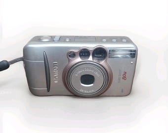 Fotocamera vintage Canon Sure Shot 80u argento da 35 mm, anno 2003, testata per il Millennium Bug (Y2K).