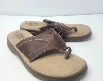 Sandalias de dedo de cuero marrón estilo vintage Y2K Faded Glory para mujer, chanclas gruesas, talla 8