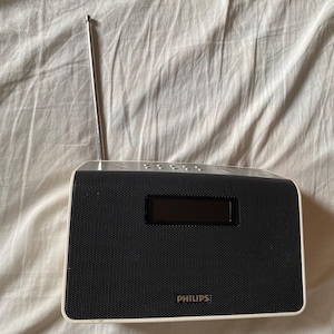 Philips Portable FM Radio: Sleek Black Digital Tuner, Telescopic Antenna,vintage radio