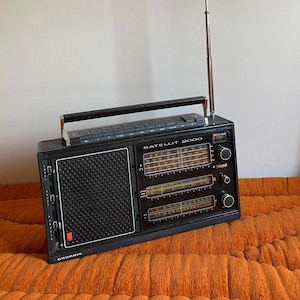 Vintage Grundig Satellit 2000 Radio: 1970s Shortwave Receiver