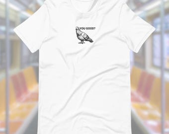 Puede incluir: Camiseta blanca con una ilustración en blanco y negro de una paloma y el texto "You good?" impreso en la parte delantera.
