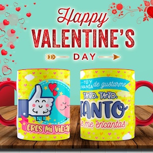 Op de afbeelding: Twee Valentijnsdag mokken met rode handvatten. Eén mok heeft een duim omhoog afbeelding en de tekst "ERES MI VIDA". De andere mok heeft de tekst "TU Y MANIA de gustarme TANTO. TANTO. TANTO me me encantas."